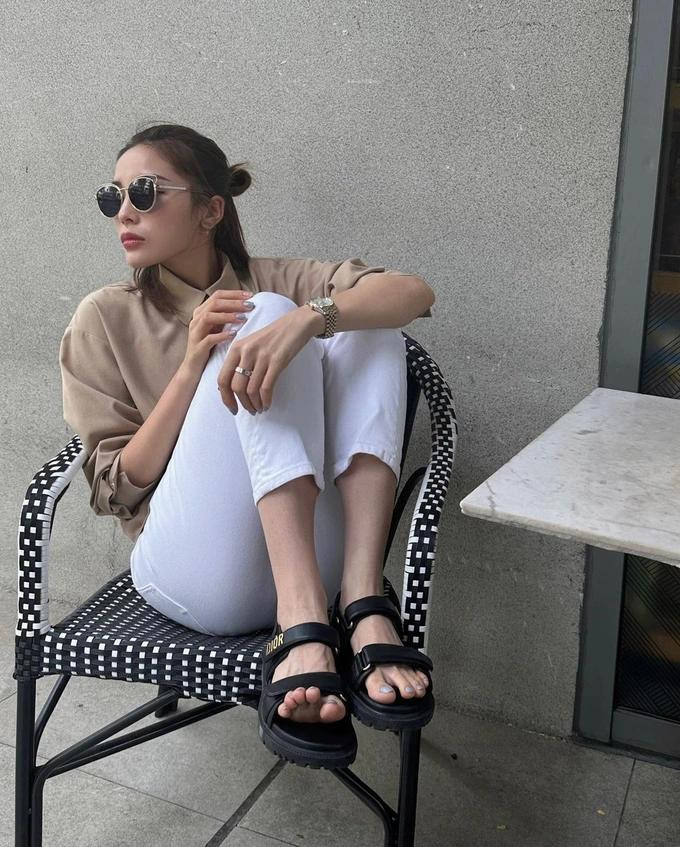 Người đẹp chia sẻ: "Trong 2 năm đầu sau khi đăng quang, nhiều biến cố ập đến khiến tôi hiểu ra một điều là mình cần rất nhiều thời gian để thay đổi bản thân. Đôi lúc, tôi tự hỏi tại sao lúc đó mình lại như thế. Giá như lúc đó mình không như thế thì bây giờ khác rồi. Đôi khi, góc nhìn này hơi tiêu cực một tí vì cứ nhìn vào những điều khiến mình hối hận như vậy sẽ khiến mình khó thoát ra. Nhưng sau khi nghĩ thông suốt, tôi phải cảm ơn những vấp ngã đó đã tạo nên con người của tôi hôm nay".