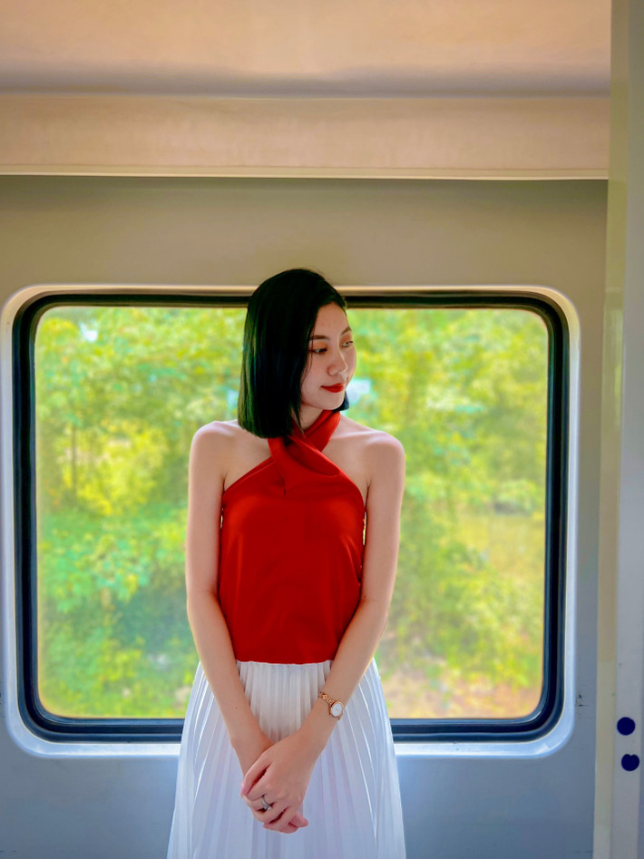 Du khách trải nghiệm cung đường tàu hỏa đẹp nhất Việt Nam từ Huế vào Đà Nẵng.