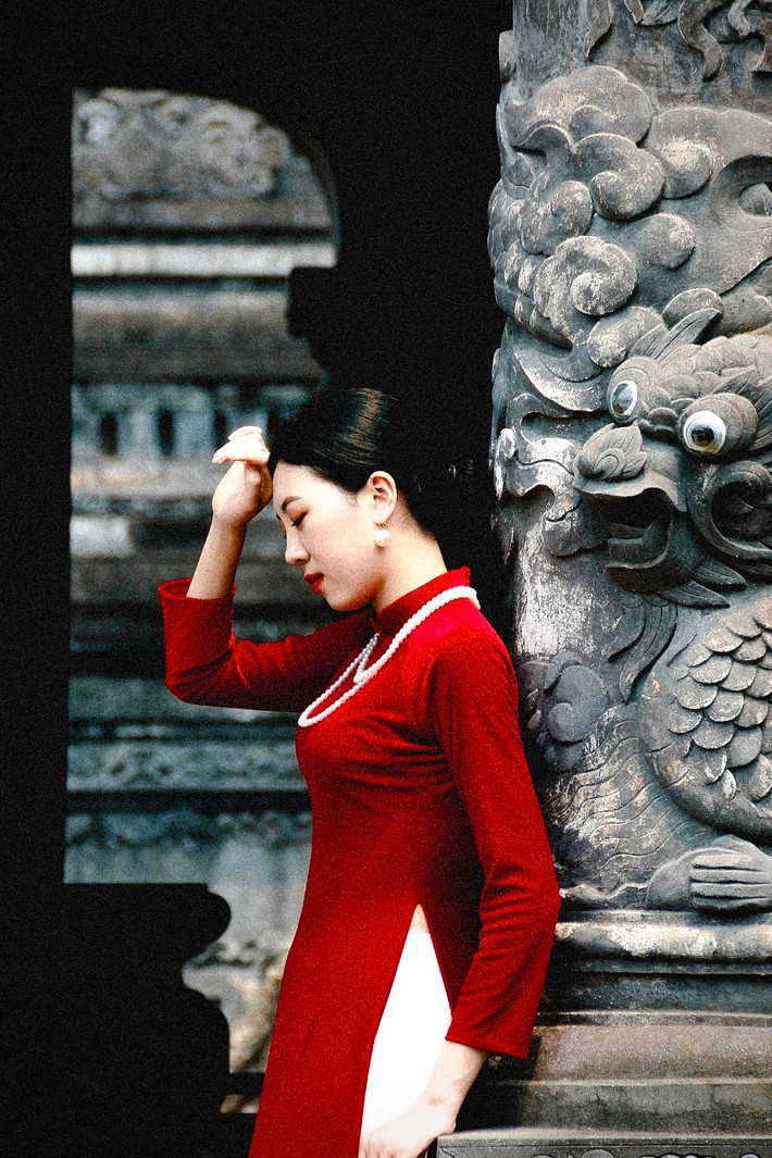 Mai Huyền yêu thích những địa điểm cổ kính, thơ mộng nên đã chọn Huế làm điểm du lịch, nghỉ ngơi, cảm nhận cuộc sống chậm rãi trôi qua êm đềm. “Lần đầu mình đến Huế vào mùa mưa nên chưa cảm nhận được hết vẻ đẹp của Huế, lần này mình quyết định quay lại Huế vào mùa nắng đẹp. Chuyến đi lần này khá thành công, thời tiết ủng hộ, các điểm tham quan mang những nét đẹp riêng, rất nhiều góc sống ảo đẹp, con người ở Huế thân thiện, nhiệt tình, hiếu khách”, du khách đến từ Thái Bình nói.