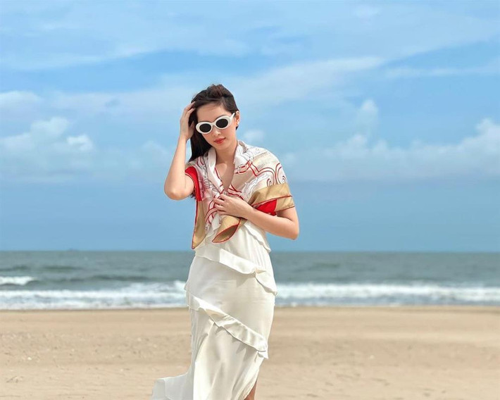Trong những chuyến nghỉ dưỡng ở biển cùng gia đình, Hoa hậu Đặng Thu Thảo thường giấu vóc dáng trong những bộ đồ ít khoảng hở. Dù thế, nàng hậu vẫn khiến mọi người phải trầm trồ bởi thần thái và sắc vóc dù đã qua 2 lần sinh nở.