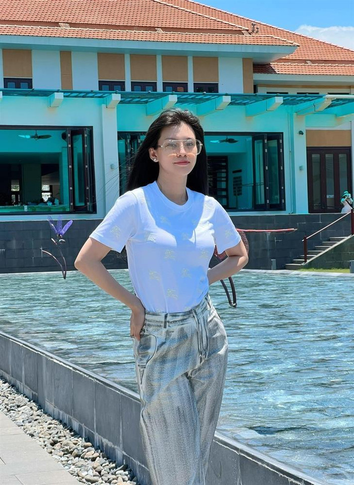 rở thành bạn gái của đạo diễn nổi tiếng, Bùi Lan Hương được công chúng chú ý nhiều hơn. Ở tuổi 34, người đẹp thoải mái tận hưởng cuộc sống.