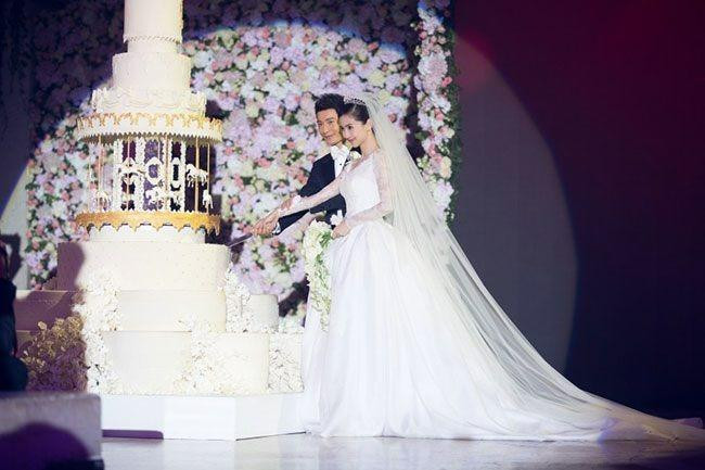 Cặp đôi Huỳnh Hiểu Minh và Angela Baby cũng có một đám cưới trong mơ vào năm 2015, hạnh phúc lung linh trong mắt người hâm mộ. Tài tử đã bỏ ra số tiền lớn để tổ chức lễ cưới hoành tráng với hình ảnh lãng mạn của một tòa lâu đài tráng lệ trên sân khấu. Trong lễ cưới, anh nói nhiều lời hẹn thề: "Baby của anh, anh muốn đem cả thế giới này tặng cho em, cái em thích cũng là cái anh thích. Cho dù khi em 70-80 tuổi, răng có rụng hết thì vẫn mãi là công chúa của anh. Em thường nói, sau này em già đi thì phải làm thế nào. Tôi chỉ có thể nói là tôi đã chiều hư em rồi. Vì chỉ có như vậy người khác mới không thể cướp em đi". Cặp đôi có với nhau một nhóc tỳ tên Hải Miên. Vậy nhưng cả hai cũng đã công bố chia tay vì lý do không hòa hợp.