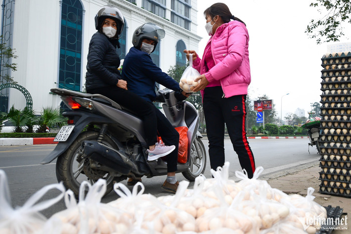 Thấy giá rẻ, nghi ngờ trứng nhập từ Trung Quốc, vợ chồng chị Huệ đã phải đắn đo mất nhiều phút. Sau đó khi được nghe những lời "đường mật", chị Huệ đã bỏ tiền mua.