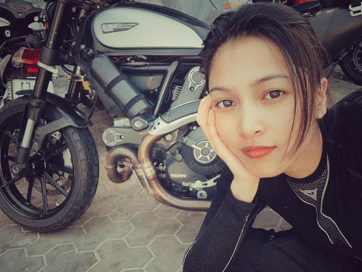 hung Kate từng cho biết cô và bạn trai tôn trọng cá tính mỗi người. Khi yêu Johnny Trí Nguyễn, cô cũng không "gò mình thích ứng với anh ấy". "Chuyện tôi thích xe phân khối lớn, thích võ thuật chỉ là được khơi gợi mạnh thêm từ lúc tôi quen anh. Chứ từ bé, tôi vốn tính mạnh mẽ, thích chơi với con trai", người đẹp từng chia sẻ.
