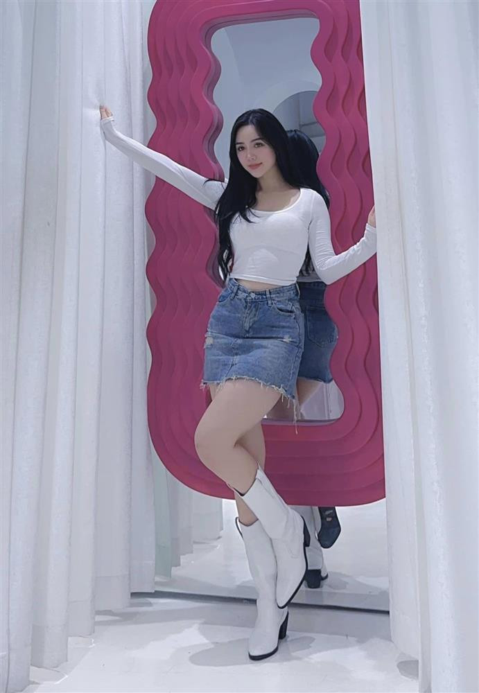 Quỳnh Kool là một trong những nữ diễn viên nhận được nhiều quan tâm của công chúng không chỉ bởi khả năng diễn xuất mà còn vì gương mặt xinh đẹp, vóc dáng cuốn hút. Thậm chí những bộ cánh cô mặc, phong cách thời trang mà bản thân người đẹp diện trên trang cá nhân còn là đề tài đươc nhiều bạn gái xem như gợi ý ăn mặc.