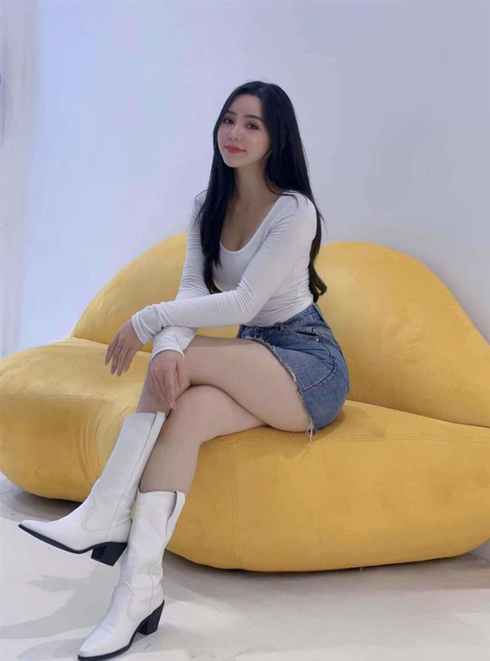 Thời gian gần đây, người đẹp sinh năm 1995 có niềm "đam mê mãnh liệt" với các kiểu váy jeans ngắn, ôm sát tôn dáng. Trên trang cá nhân cô nàng cũng thường xuyên đăng tải bản thân với item này. Phối đa dạng theo nhiều kiểu khác nhau nhưng tựu trung đều khoe được cặp đùi trắng nõn.