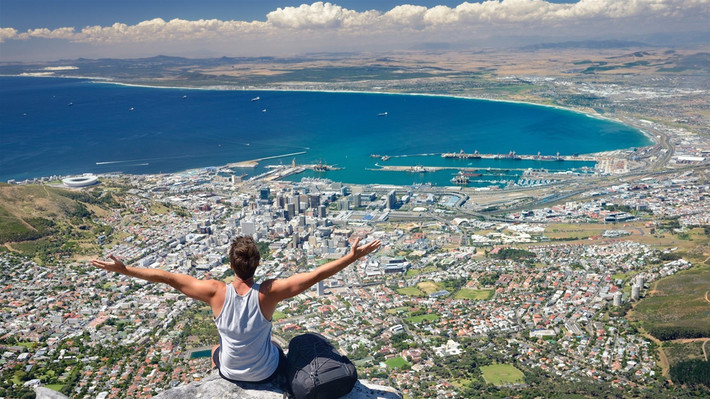 Núi Bàn (Table Mountain) từ lâu được xem là biểu tượng của thành phố Cape Town và cả đất nước Nam Phi, được công nhận là một trong 7 kỳ quan thiên nhiên thế giới mới. Đứng trên đỉnh Núi Bàn, du khách sẽ quan sát được phong cảnh thiên nhiên hùng vĩ trong tầm mắt.