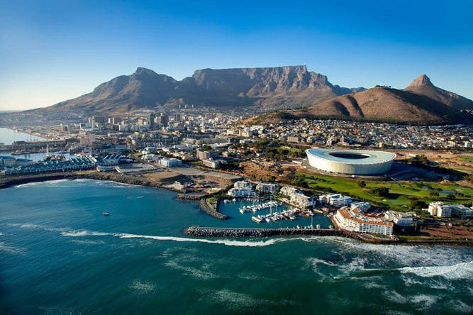 Thủ đô Cape Town còn được mệnh danh là viên ngọc xanh, điểm thu hút khách du lịch bậc nhất ở Nam Phi. Thành phố Cape Town nằm ở vị trí lý tưởng cho hoạt động dịch vụ và du lịch bởi phía sau là Núi Bàn, phía trước là mũi Hảo Vọng, nơi tiếp giáp giữa Đại Tây Dương và Ấn Độ Dương, vòng đai quanh thành phố được bao bọc bởi những bãi biển tuyệt đẹp. Vị trí đặc biệt này giúp cho Cape Town luôn là địa điểm du lịch được rất nhiều du khách đến thăm.
