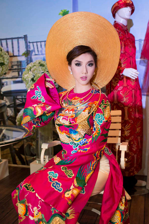 Xuất hiện trong một show thời trang diễn ra vào tối qua (24/7), siêu mẫu Ngọc Quyên nổi bật khi diện chiếc áo dài khăn xếp được thiết kế cầu kì