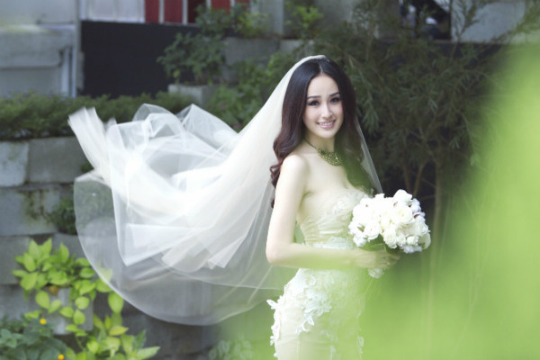 Với bộ ảnh cưới này của Mai Phương Thúy chắc hẳn bất cứ người đàn ông nào cũng mong ước được làm chú rể để sánh bước bên cô.