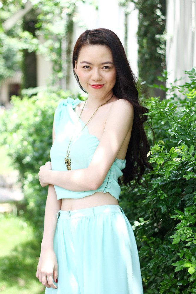 Cô trẻ trung và xinh đẹp hơn khi diện trang phục crop-top màu xanh