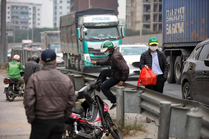 br/> Một số tài xế xe ôm trèo qua làn đường cao tốc để bắt khách.