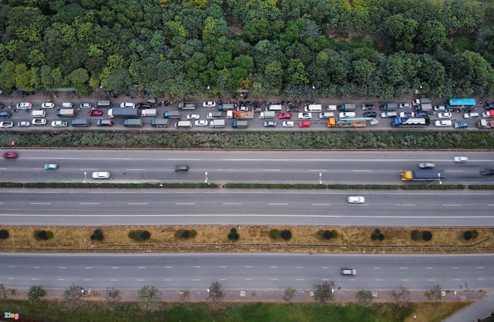 br/> Đoạn ùn tắc kéo dài khoảng 3-4 km theo hướng đi Linh Đàm, trong khi đó hướng ra ngoại thành thông thoáng xe cộ.