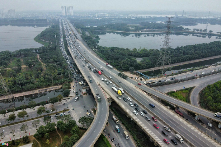 br/> Khoảng 16h ngày 3/1, đường Vành đai 3 dưới thấp đoạn qua Yên Sở ùn tắc. Hôm nay cũng là ngày cuối của kỳ nghỉ Tết Dương lịch 2022.