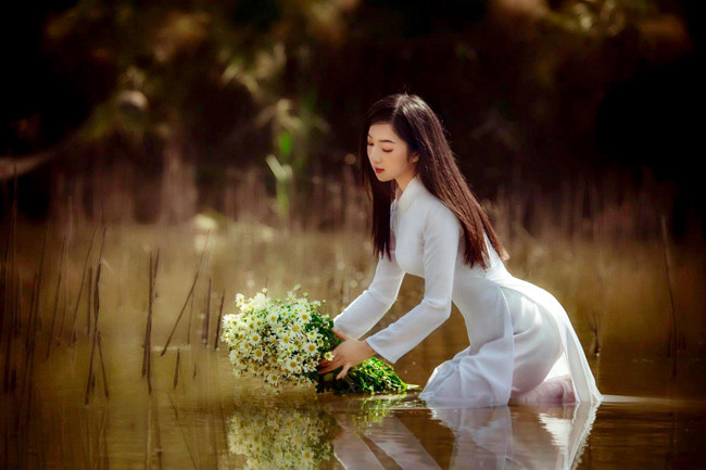 "Áo dài luôn là một thứ gì đó vừa e ấp, kín đáo nhưng muôn phần gợi mở", THanh Huyền chia sẻ.