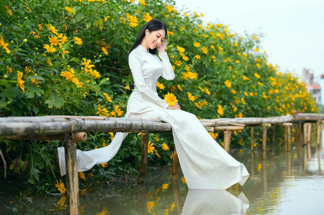 Đối với cô, tà áo dài vừa dịu dàng, thướt tha, vừa tôn lên nét đẹp của người phụ nữ Việt.