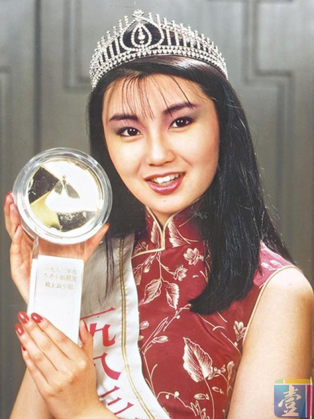 3. Trương Mạn Ngọc: Trương Mạn Ngọc giữ vị trí thứ 3. Cô sinh năm 1964 tại Hong Kong (Trung Quốc). Khác với 3 mỹ nhân còn lại, Trương Mạn Ngọc sở hữu nhan sắc được công nhận qua cuộc thi sắc đẹp có tiếng là Hoa hậu Hong Kong năm 1983, với giải Á hậu 1. Cô cũng lọt Top 15 Hoa hậu Thế giới năm 1983.