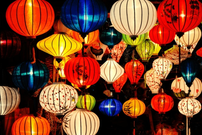 br/> Đèn lồng gắn liền với sự tỏa sáng, đây là vật trang trí “hút lộc” không thể thiếu trong dịp Tết.