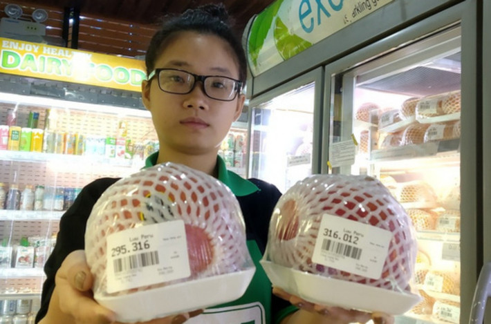 Không chỉ mít mà lựu nay cũng có phiên bản khổng lồ. Loại lựu cỡ đại này được nhập khẩu từ nước ngoài và được bán phổ biến tại Hà Nội và TP.HCM.