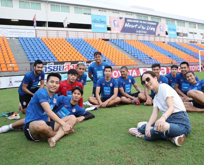 "Tôi là người mới trong lĩnh vực này nên cần làm gì đó để phá bỏ sự ngượng ngùng. Tôi không chỉ quan tâm tới thể chất cầu thủ mà còn cả tình cảm và tinh thần của họ", bà bày tỏ. Bên cạnh đó, nữ tỷ phú cũng quan tâm tới các hoạt động từ thiện. Theo The Nation, khi xuất bản cuốn tự truyện của mình vào năm 2017, bà quyên góp một phần tiền thu được từ việc bán sách cho Quỹ Người mù ở Thái Lan.