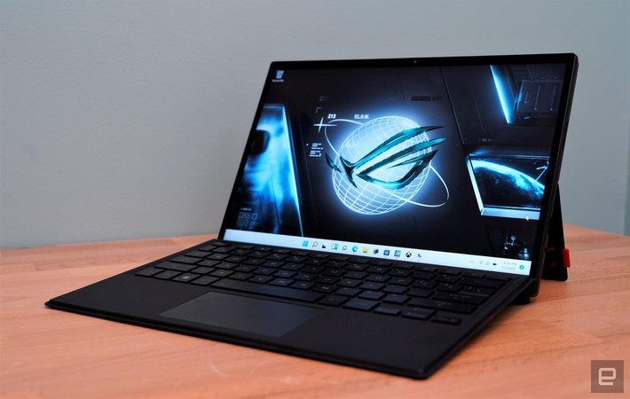 br/> Asus ROG Flow Z13 được ví như "Surface Pro phiên bản chơi game" khi vừa có thiết kế mỏng nhẹ giống tablet, vừa trang bị cấu hình mạnh mẽ như laptop chơi game với màn hình 13,4 inch, CPU Intel Core i9-12900H, GPU NVIDIA RTX 3050 Ti. Với cổng PCIe 3.0 x8, người dùng có thể kết nối ROG Flow Z13 với eGPU XG Mobile, tăng sức mạnh chơi game với tùy chọn RTX 3080 bản cho laptop hoặc AMD Radeon RX 6850M XT. Thiết bị dự kiến bán ra trong quý I hoặc quý II năm nay với giá chưa được công bố. Ảnh: Engadget.