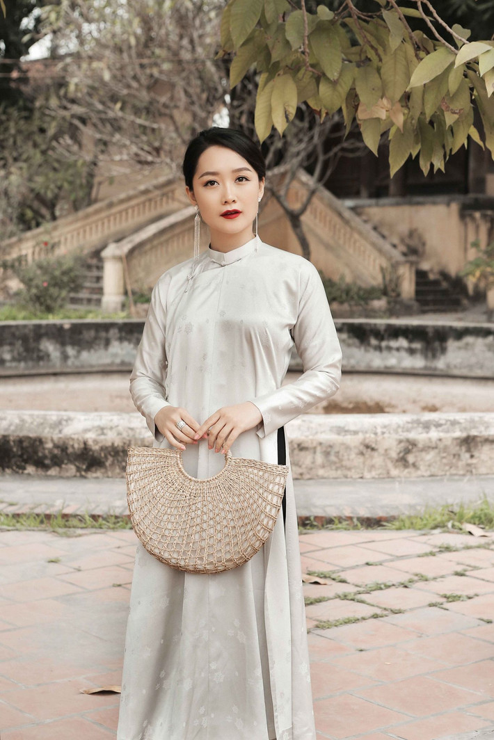 Với tà áo dài duyên dáng cùng tóc búi thấp và lối trang điểm tinh tế, hình ảnh của BTV Thu Hà hiện lên đầy thanh lịch và sang trọng.