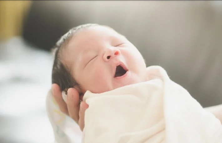 Nếu là em bé trai thì sẽ có khả năng đảm đương trọng trách, có cơ hội thăng quan tiến chức. Nếu là phụ nữ thì có phúc khí, cuộc đời có thể từ nghèo thành giàu, cuộc sống sung túc. Dù con bạn sau này lấy chồng giàu hay nghèo, khởi nghiệp từ số 0 thì kết cục vẫn là tương lai giàu sang, phú quý.