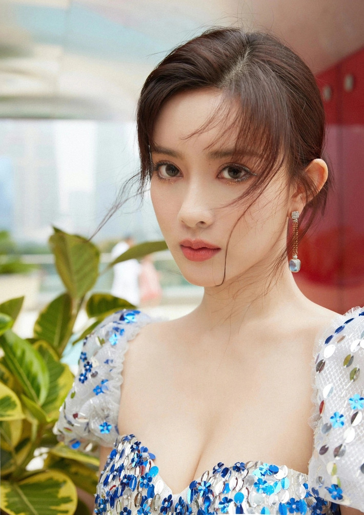 Mạnh Tử Nghĩa sinh năm 1995, cao 1,7 m, từng giành giải Hoa khôi Bắc Ảnh. Cô cũng là người đẹp nhất ở ngôi trường có hàng trăm mỹ nhân như Học viện Điện ảnh Bắc Kinh. Theo Sina, Mạnh Tử Nghĩa xuất thân giàu có nên thường được ưu ái khi nhận vai diễn. Thậm chí, cô còn dùng quyền lực hậu trường để tăng thêm phân cảnh cho mình.