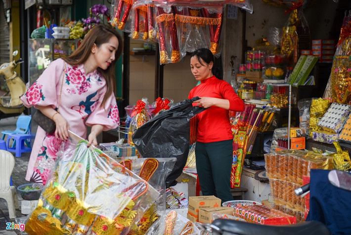 Theo truyền thuyết, ông Công ông Táo hay Táo Quân là những vị thần được Ngọc Hoàng cử xuống trần gian để cai quản việc bếp núc, nhà cửa của mỗi gia đình ở dưới hạ giới. Bởi vậy, cứ đến ngày 23 tháng Chạp hàng năm, Táo Quân sẽ cưỡi cá chép hóa rồng lên thiên đình để báo cáo công việc với Ngọc Hoàng. Ngọc Hoàng sẽ căn cứ vào đó để quyết định sự thịnh, suy của gia đình trong năm tới. Do đó, vào ngày 22-23 Tết, các gia đình sẽ làm lễ cúng thịnh soạn với hy vọng Táo Quân sẽ thay họ báo cáo những việc tốt, “nói giảm, nói tránh” những việc chưa tốt với Ngọc Hoàng. Ảnh: Phạm Thắng.