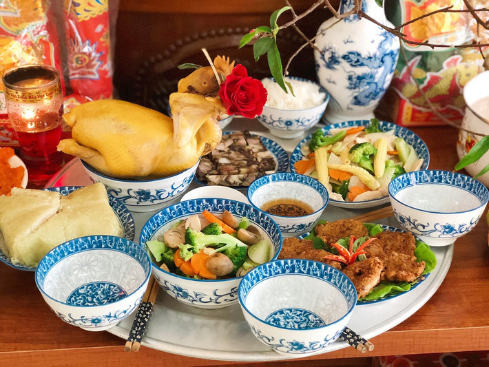 Bên cạnh mũ áo, cá chép, tiền vàng, khi chuẩn bị lễ cúng ông Công ông Táo, bạn cần làm mâm cỗ mặn. Mâm cỗ cúng 23 tháng Chạp không cần quá cầu kỳ nhưng phải đảm bảo sự chỉn chu, trang trọng nhằm thể hiện tấm lòng của gia chủ. Một mâm cỗ mặn cúng ông Táo thường bao gồm những đồ sau: đĩa gạo, muối, thịt lợn luộc hoặc gà ngậm hoa hồng, bát canh mọc hoặc canh măng, đĩa xào thập cẩm, đĩa giò, xôi gấc hoặc bánh chung, hoa quả và rượu... Ảnh: Quỳnh Trang.