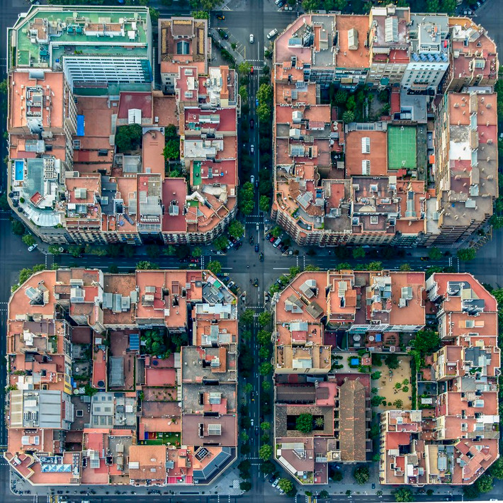 Eixample sở hữu hơn 500 khối nhà hình bát giác, mỗi khối có không gian ở giữa là nơi sinh hoạt chung, đồng thời giúp hút ánh sáng và thông gió. Góc chéo của hình bát giác giúp các ngã tư rộng hơn, dòng phương tiện lưu thông dễ dàng trong giờ cao điểm. Ảnh: Richard Vandegriend.