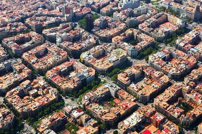 Barcelona (Tây Ban Nha): Nhìn từ trên cao, Barcelona trông như một bàn cờ khổng lồ, với những khối nhà tạo thành hình bát giác nằm đối xứng, chia cắt bởi con đường rợp bóng cây. Quận Eixample, nằm giữa thành phố cổ kính được xây dựng từ thế kỷ 19, là khu vực đầu tiên áp dụng kiểu quy hoạch bàn cờ độc đáo này. Ảnh: Culture Trip.
