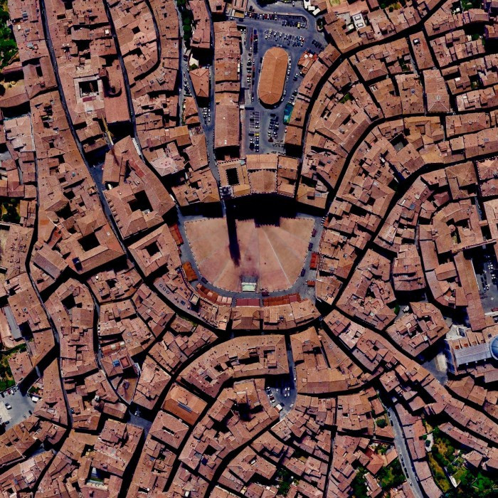 Siena (Ytaly): Là thủ phủ của tỉnh cùng tên, thành phố Siena chinh phục du khách ghé thăm với hình ảnh những con hẻm đặc trưng ngoằn ngoèo, nhỏ bé mang đầy chất nghệ thuật. Siena là hiện thân của thành phố thời trung cổ, xây dựng thế kỷ 12-15. Trong suốt nhiều thế kỷ, dân cư ở đây bảo tồn diện mạo Gothic của thành phố. Ảnh: ArtTrav.
