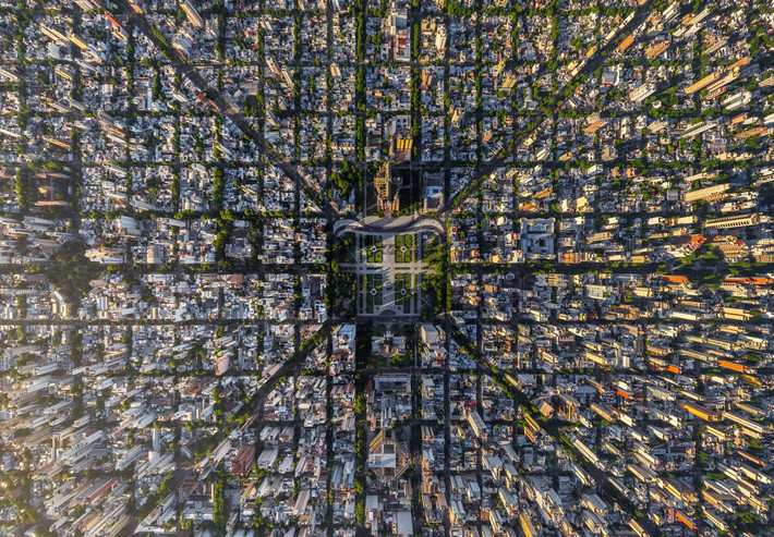 La Plata (Argentina): Thành phố La Plata, được thành lập năm 1882, sở hữu cấu trúc cơ sở hạ tầng ngăn nắp với những khoảng xanh xen kẽ. Thành phố có hình vuông với trung tâm là một công viên lớn, các đường chéo xẻ dọc từ đây. Cứ 6 khối nhà sẽ có một quảng trường hoặc một công viên nhỏ. Ảnh: Westend61.