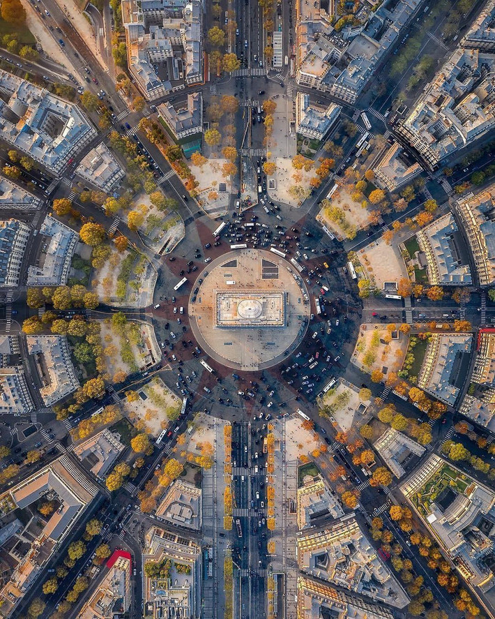 Khải Hoàn Môn Arc De Triomphe (Pháp): Paris là một trong những thành phố quy hoạch độc đáo nhất thế giới. Tiêu biểu cho kiểu quy hoạch này phải kể đến Khải Hoàn Môn Arc De Triomphe. Đây không chỉ là công trình mang tính biểu tượng, hút khách ghé thăm mà còn là nơi giao nhau của 12 đại lộ. Ảnh: Pinterest.
