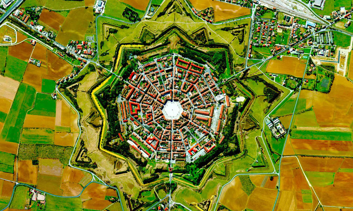 Palmanova (Italy): Pháo đài hình ngôi sao 9 cánh Palmanova là hệ thống phòng thủ phức tạp, được xây dựng năm 1593 nhằm chống lại các cuộc tấn công của người Ottoman. Nơi đây là một trong những thành phố cổ lớn nhất và được bảo tồn tốt nhất đất nước hình chiếc ủng. Năm 2017, công trình được UNESCO công nhận là di sản thế giới. Ảnh: World Urban Planning.