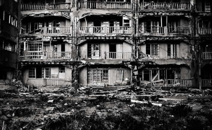 5. Quần đảo Hashima ở Nhật Bản thường được gắn với tên Gunkanjima (tức là đảo của các cuộc chiến). Đảo này nằm ở tỉnh Nagasaki và là một trong 505 quần đảo không có người ở nước này. Vào năm 1890, Mitsubishi đã xây dựng nhà máy khai thác than đá đầu tiên trên đảo này. Tuy nhiên, khi xăng dầu dần thay thế than đá, các mỏ than trên thế giới đều bị đóng cửa. Trong xu thế đó, năm 1970, Mitsubishi cũng thông báo mỏ than này. Vì vậy, người dân nơi đây cũng đành rời bỏ đảo để đến nơi khác tìm kế sinh nhai.