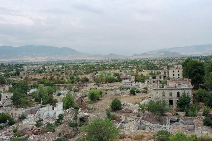 10. Thành phố ma Ağdam ở Azerbaijan từng là nơi ở của 150.000 người, Trong cuộc chiến Nagorno Karabakh, thành phố này đã bị thất thủ. Vì thế, người Armenia đã nhắm tới nơi này để thực hiện kế hoạch phá hoại. Cho tới ngày nay, chúng ta chỉ thấy những tòa nhà trống rỗng.