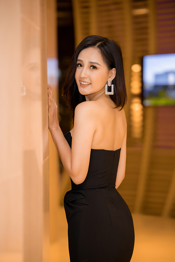 Hoa hậu để tóc sóng nhẹ, dùng khuyên tai to bản làm điểm nhấn.