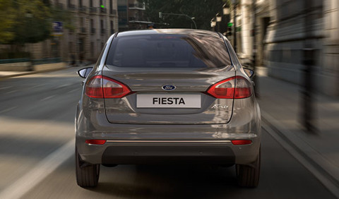 Ford Fiesta Titanium có màu nâu hổ phách rất đặc biệt cùng gương chiếu hậu phía ngoài điều khiển điện.