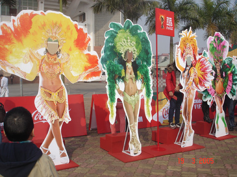 Người hâm mộ cũng có dịp lưu lại hình ảnh của mình cùng mô hình vũ công Samba.