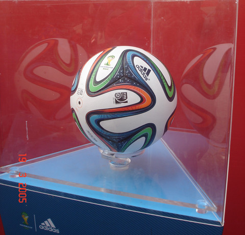 Cận cảnh kích cỡ thật của trái bóng được sử dụng tại World Cup 2014 sẽ diễn ra vào tháng 6/2014 tới đây tại Brazil.