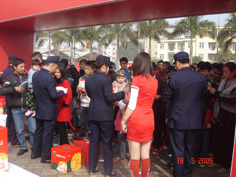 Người hâm mộ xếp hàng chờ đợi đến lượt mình vào khu vực tổ chức những hoạt động thể hiện bầu không khí lễ hội bóng đá sống động, mang đậm màu sắc Brazil.