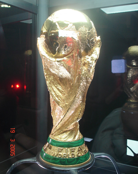 Theo Coca-Cola, sau 3 ngày có mặt ở Việt Nam (từ 31/1/2013 - 2/1/2014), Cúp vàng FIFA World Cup duy nhất trên thế giới sẽ tiếp tục cuộc hành trình FIFA World Cup Trophy Tour với điểm đến Malaysia và sẽ trở về Brazil vào tháng 6 tới đây. Được biết, cúp vàng FIFA World Cup chỉ có một phiên bản chính thức duy nhất trên thế giới, cao 36,5cm, nặng 6,175kg, làm từ 5kg vàng 18 carat. Mặt dưới đế của chiếc Cúp được khắc tên 10 đội bóng vô địch World Cup từ năm 1974.