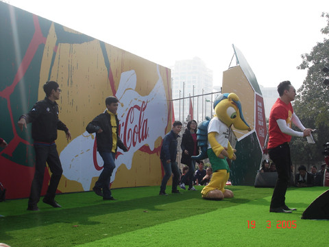 Ngoài ra, người hâm mộ còn thi nhảy cùng nhân vật Fuleco – linh vật chính thức của World Cup 2014 - sẽ là bạn đồng hành với FIFA World Cup Trophy Tour và xuất hiện ở hầu hết các điểm dừng chân của hành trình.