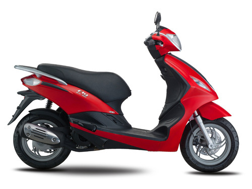 "Trái tim" của xe Fly 3 mới là động cơ xi-lanh đơn, 4 thì, làm mát bằng gió cưỡng bức với 3 van (2 van hút, 1 van xả) và trục cam đơn ở phía trên tích hợp với hệ thống phun xăng điện tử. Con số tiêu thụ nhiên liệu cực thấp (đạt 64 km/lít ở vận tốc 50km/h) cho phiên bản Fly 3V i.e 125cc và khoảng thời gian bảo dưỡng dài hơn (bảo dưỡng mỗi 10.000km) đồng nghĩa với chi phí vận hành rất thấp.