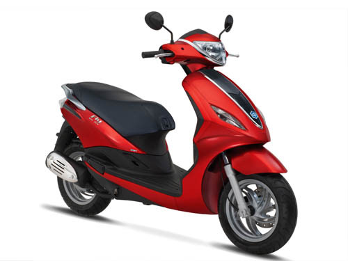 Vành xe đường kính 12 inch kết hợp với lốp không săm được sơn màu bạc với 5 chấu được uốn cong tạo thành hình ngôi sao cách điệu. Miếng chắn nhiệt ốp trên ống xả làm bằng thép không gỉ. Bình xăng được thiết kế dưới sàn để chân, khoang chứa đồ dưới yên rộng nhất trong các xe của Piaggio sản xuất tại Việt Nam, có thể chứa được 2 mũ bảo hiểm và nhiều vật dụng khác. Khoang chứa đồ phía trước được trang bị khóa và móc treo đồ trên yên xe tiện lợi.