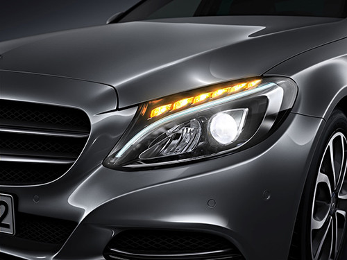 C-Class mới dài hơn gần 100mm, rộng hơn 36mm, chiều dài cơ sở tăng đến 80mm và là chiếc xe lớn nhất trong phân khúc. Đây cũng là chiếc xe đầu tiên trong phân khúc được trang bị hệ thống đèn full LED thông minh với khả năng tự động mở rộng góc chiếu khi vào cua và tự động điều chỉnh tầm chiếu xa.