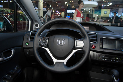 Hệ thống định vị và dẫn đường Sygic hoàn toàn mới - được Honda và Sygic hợp tác cùng phát triển giúp người lái dễ dàng tìm được tuyến đường thích hợp cho hành trình của mình (dành cho iPhone 5 trở lên với kết nối HDMI và Bluetooth). Chế độ thoại rảnh tay (HFT) cũng được tích hợp thêm trên vô lăng.