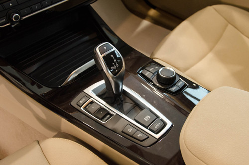 Hộp số tự động 8 cấp thể thao (Sport Automatic Transmission) được chọn trang bị cho X4.